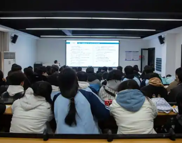 爱是一剂良药就让我们把爱的火炬传递给学生为爱插上翅膀